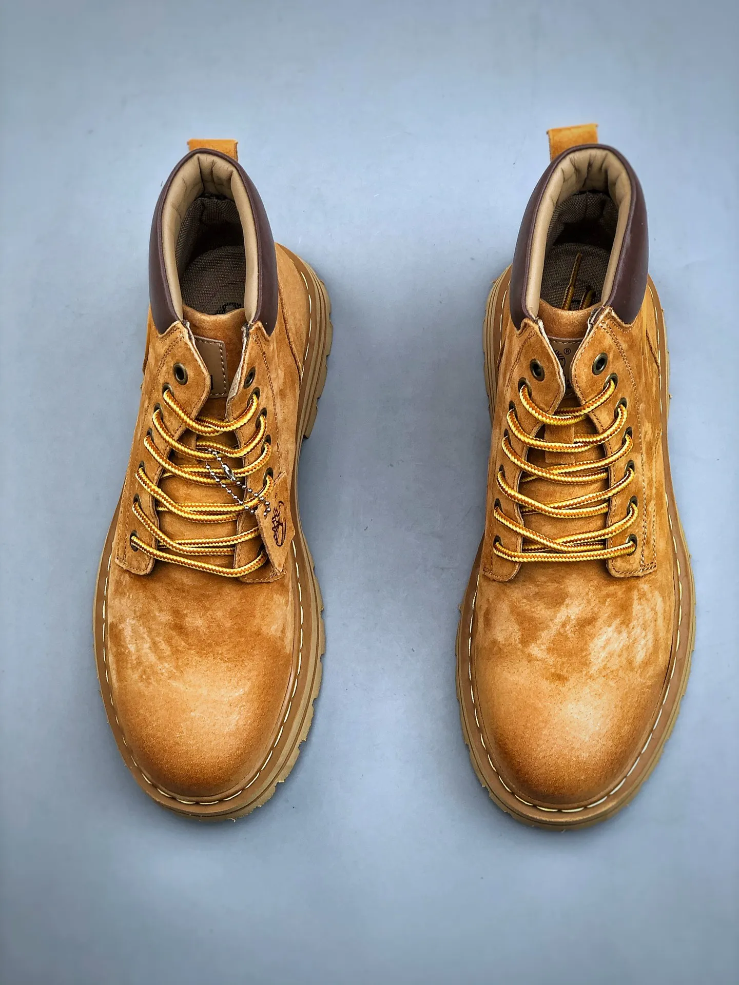 Local 💰560 core recommendation, good price, new goods 🚀Timberland Timberland/Timberland outdoor high-top casual rhubarb boots series #Guangdong Dachang quality original box original packaging #25ss new fashion trend matching The fabric is made of Italian 🇮🇹 top frosted fine-grained cowhide with anti-odor and anti-corrosion genuine leather latex insoles. The outsole and hardware are all made from OEM raw materials. The same process as the original Goodyear never-opening process Good products do not kill pigs. The quality of the first order is strictly controlled. Exclusively released on the entire network. The quality is beyond doubt. The whole set of official website unified packaging gives you a perfect wearing experience. The quality is exquisite and durable. A must-have for sportsmen. Specially designed to prevent handsomeness. High-quality and first-class foot feel. This winter, it is specially used for cold protection and outdoor use. Daily casual matching. Size: 39 40 41 42 43 44 (leather shoe size)